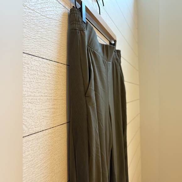Athleta Brooklyn Textured Jogger Olive Green, Size 12 - Picture 10 of 15